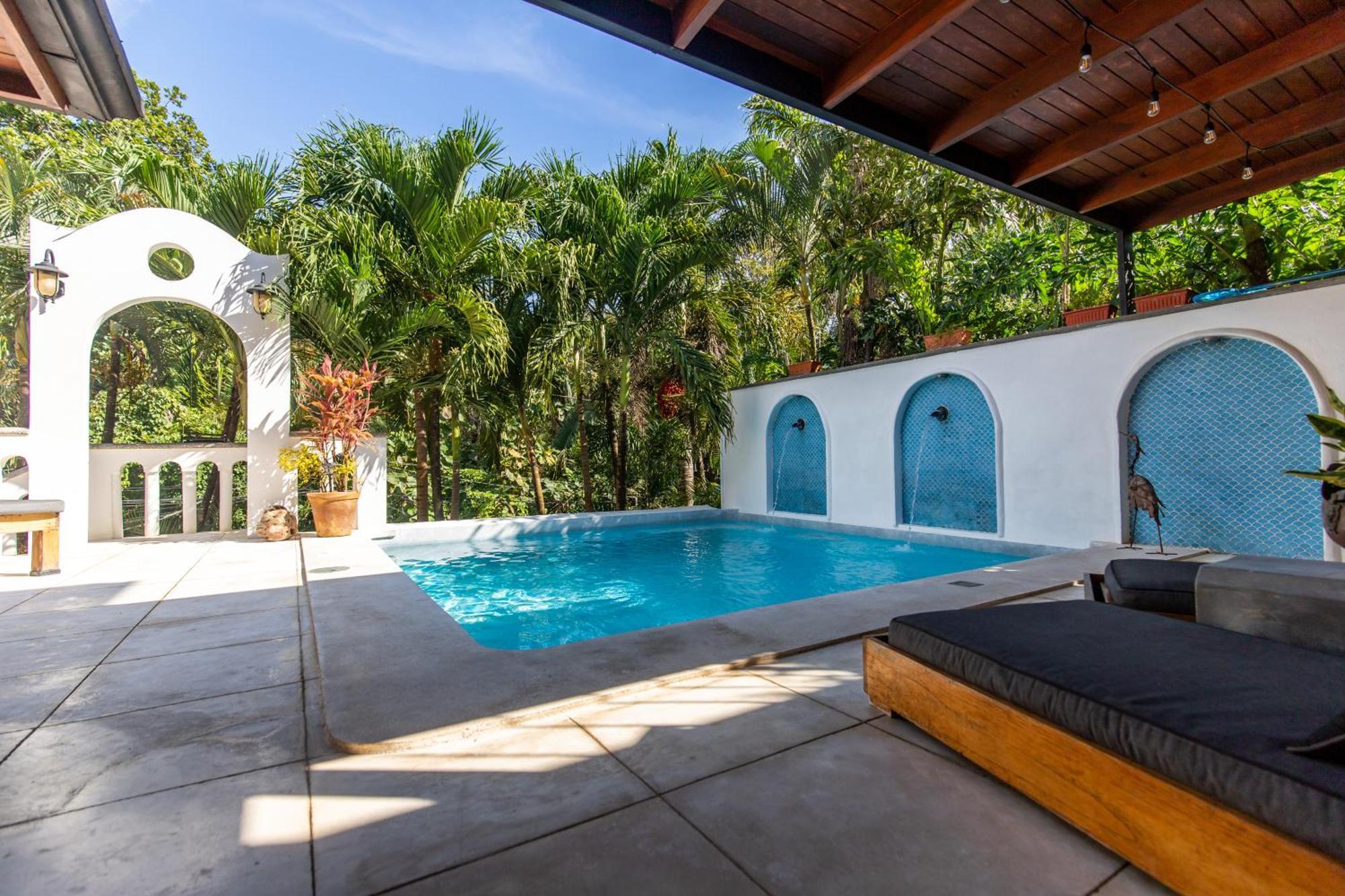 Couette-café Casa Vitality - Playa Guiones, - 4 Minute Walk To The